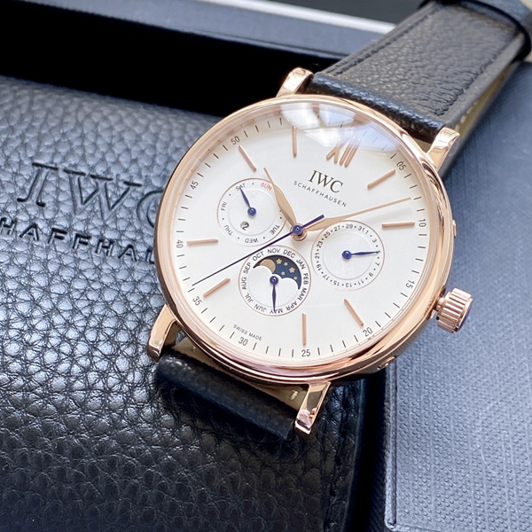 アイ・ダブリュー・シー正面デザイン